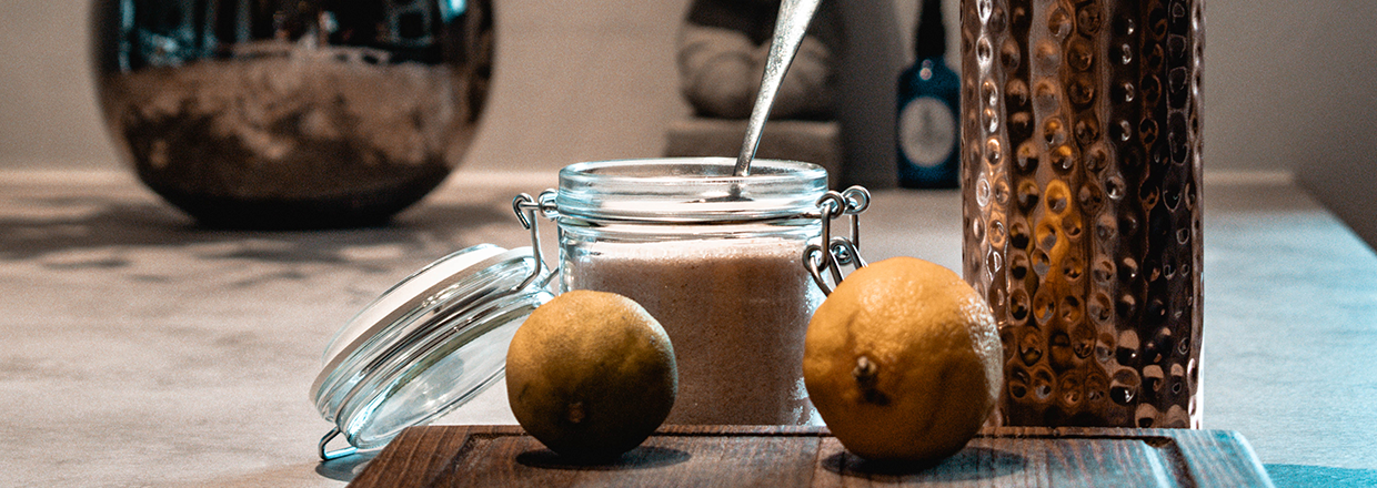 Rengr din kobberflaske naturligt med citron og Himalaya salt: En trin-for-trin guide